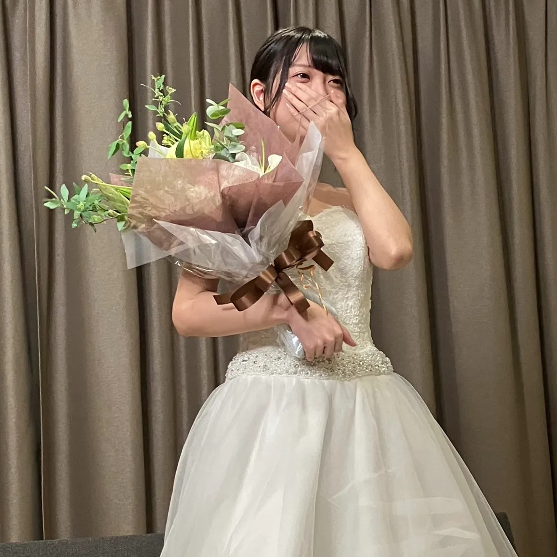 【終于開始販賣】惠理佳淚下的畢業(yè)婚禮！在粉絲感謝祭的個人攝影會上挑戰(zhàn)獎勵！附有寫真集的先行銷售版！-cd4